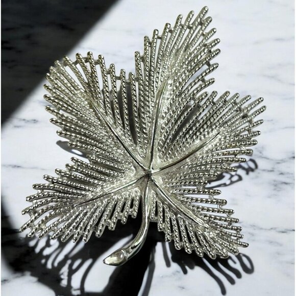 Vintage Sarah Coventry Silver Tone Maple Leaf Brooch Pin Filagree Design - Picture 1 of 7